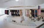 Espacio interior moderno del centro con área de eventos y diseño arquitectónico contemporáneo