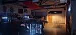 Interior del local con barra y zona de eventos