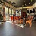 Interior del café con mesas y ambiente acogedor