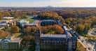 Vista aérea del campus de La Salle University con edificios históricos y áreas verdes