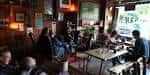 Interior acogedor del café con clientes sentados y ambiente relajado