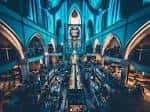 Interior del Pitcher & Piano en Nottingham con iluminación azul y arquitectura gótica