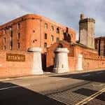 Vista exterior del Titanic Hotel Liverpool con su icónica fachada de ladrillo rojo y torre