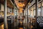 Interior elegante del restaurante del hotel con iluminación cálida y decoración industrial