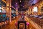 Interior del bar Manahatta en Nottingham con estilo art deco y barra larga