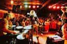 Concierto en vivo en el escenario del Rumba Café