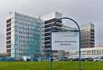 Fachada principal del hospital con cartel identificativo