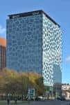 Vista exterior del edificio The Spine con fachada de patrón geométrico en Liverpool