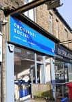 Fachada exterior de Crosspool Social en Sheffield con letrero azul