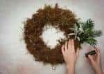 Taller de elaboración de coronas navideñas en Crosspool Social