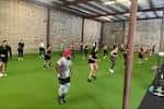 Clase grupal en el gimnasio con participantes entrenando