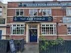 Entrada principal del pub Vat & Fiddle con letrero de Castle Rock Brewery Tap