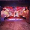 Interior del Cabaret Voltaire con iluminación roja y arquitectura de bóveda