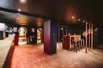 Espacio interior del club con barra y zona de estar para eventos privados