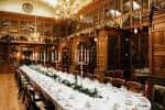 Sala de banquetes del Royal College of Physicians con mesa larga decorada para boda