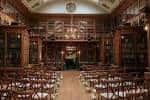 Biblioteca del RCPE dispuesta como sala de ceremonias con sillas y pasillo central