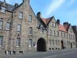 Vista exterior del edificio histórico de The Pleasance en Edimburgo