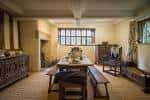 Sala de comedor histórica con mesa larga y mobiliario antiguo