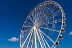 Vista del St. Louis Wheel contra un cielo azul despejado