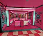 Sala temática rosa con grafitis y decoración vibrante en Golf Fang