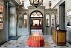Interior del vestíbulo con decoración clásica y alfombra roja