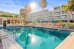 Piscina exterior con vista al edificio de Sailport Waterfront Suites
