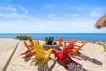 Zona de descanso junto a la playa frente al complejo