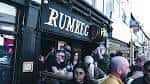 Vista exterior del pub Rumkeg876 con gente en la terraza