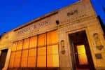 Fachada exterior de PhilaMOCA al atardecer con iluminación cálida