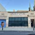 Vista diurna del edificio histórico de PhilaMOCA en Filadelfia