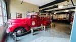 Camión de bomberos rojo clásico expuesto en el interior del museo
