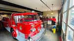 Vista frontal de un camión de bomberos vintage en exhibición dentro del museo