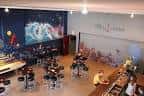 Interior del bar The Heavy Anchor con mesas y barra en ambiente acogedor