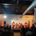 Presentación cultural en el escenario del Asian Arts Initiative con bailarines tradicionales