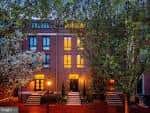 Fachada exterior de edificio histórico en Philadelphia, iluminado por la noche, ideal para celebraciones