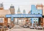 Puente peatonal con el nombre de Drexel University sobre la calle