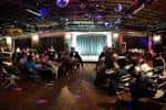 Interior del Warehouse on Watts con ambiente de evento y luces de discoteca