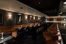 Interior elegante del lounge de Bern's Steak House con iluminación cálida y decoración clásica