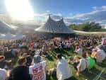 Concierto al aire libre en el Don Valley Bowl con público sentado frente a una gran carpa