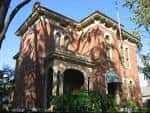 Vista exterior de la fachada principal del James Whitcomb Riley Museum Home en Indianapolis