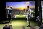 Interior con simuladores de golf para eventos