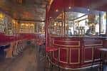 Interior del Waverley Bar con barra roja y decoración tradicional