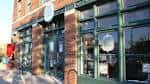Fachada exterior de Indy Reads con grandes ventanales y letrero circular