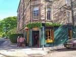 Vista exterior de Seamus's Pub en una esquina de Edimburgo con fachada de piedra y decoración verde