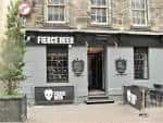 Fachada exterior del pub Fierce Beer en Edinburgh con letrero iluminado
