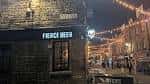 Vista nocturna del pub Fierce Beer con luces de calle y ambiente urbano