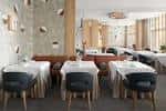 Interior del restaurante con mesas dispuestas para cena y decoración moderna