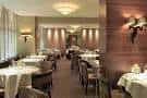 Sala principal del restaurante con iluminación cálida y ambiente elegante