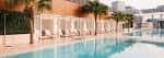 Piscina exterior del JW Marriott Tampa Water Street con tumbonas y palmeras