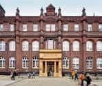 Fachada principal del edificio histórico de Norwich University of the Arts con arquitectura victoriana